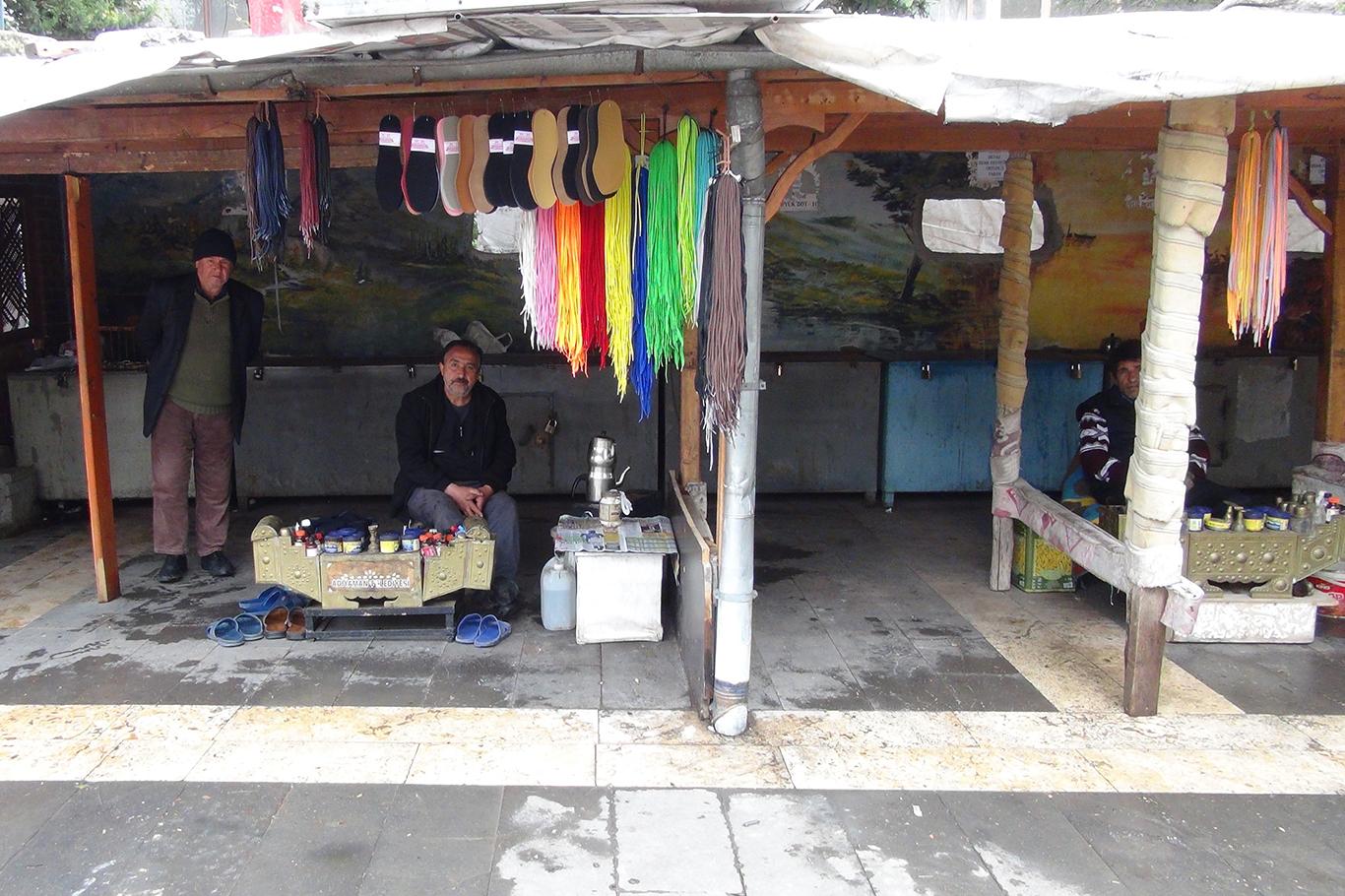 Adıyaman'da ayakkabı boyacıları Eve ekmek götürme sıkıntısı yaşıyoruz